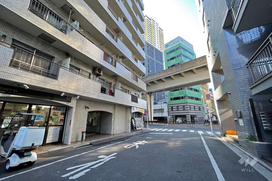 敷地北西側の前面道路（北東側から）