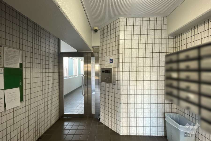 エントランスはオートロック付きです。