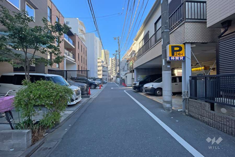 敷地北側の前面道路（東側から）