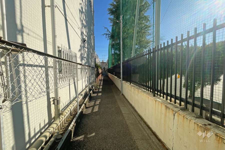 敷地南側の前面道路（西側から）