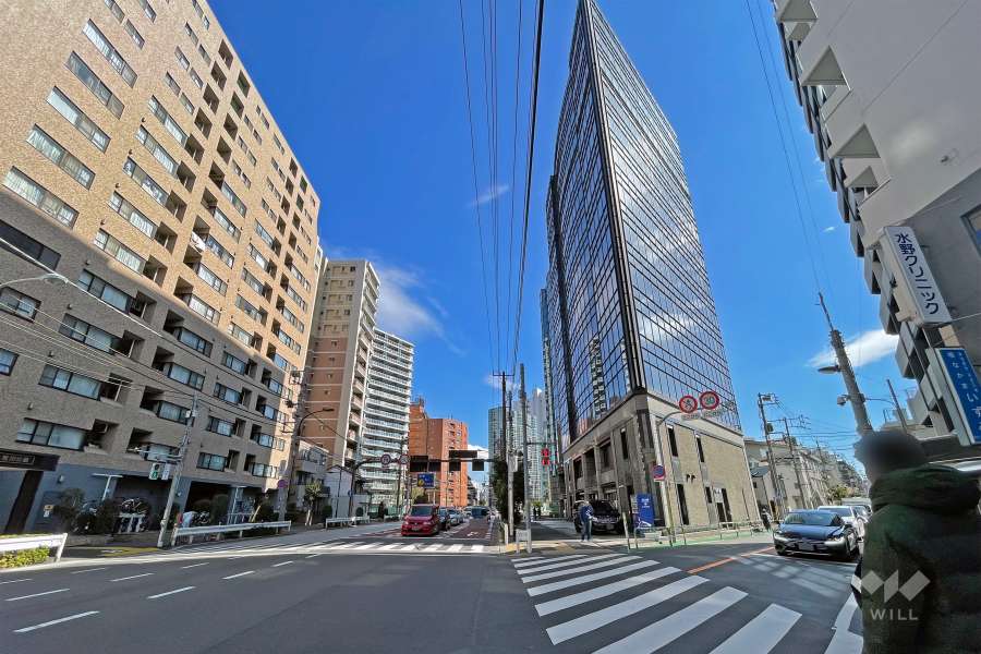 敷地の北側前面道路はサンパール通りです（西側から）。