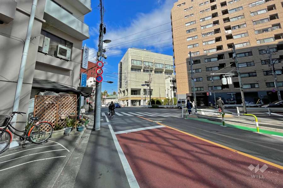 敷地の北側前面道路（東側から）