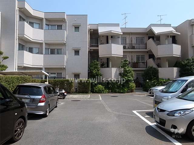 建物は東と南向きにL字型に配置され、建物を囲む様に駐車場があります。