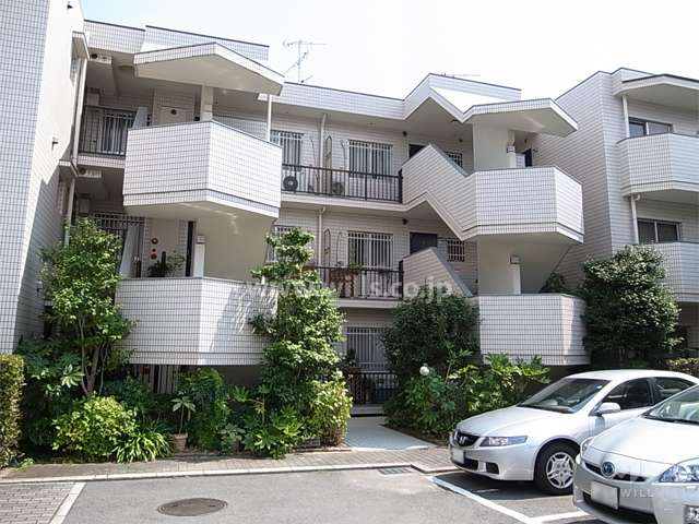 建物は総タイル張り。白系の質感のあるタイルです。