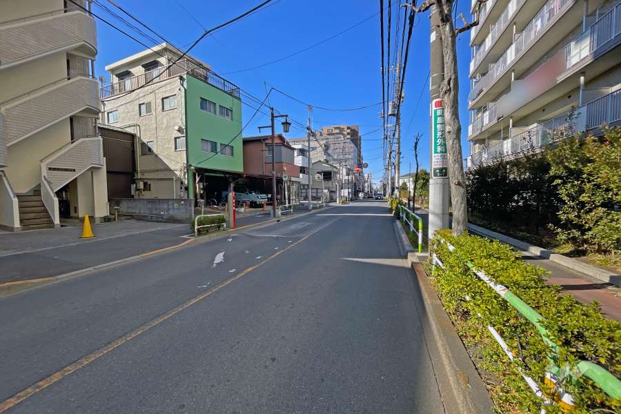 敷地の北側前面道路は旭電化通りです（東側から）。