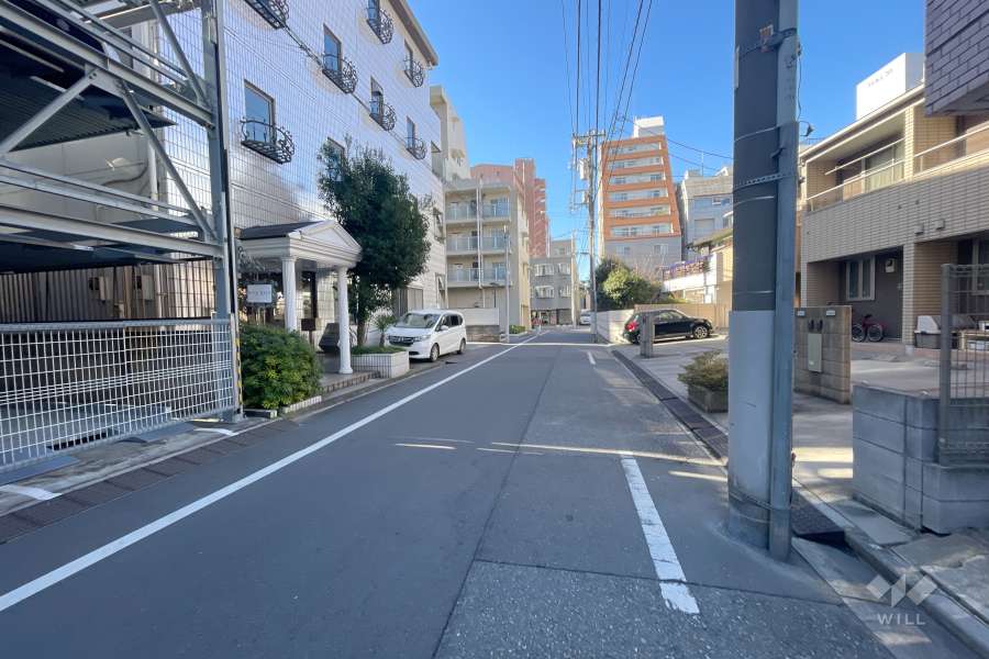 敷地南側の前面道路（東側から）