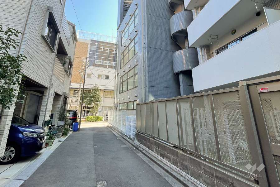 敷地北側の前面道路（西側から）