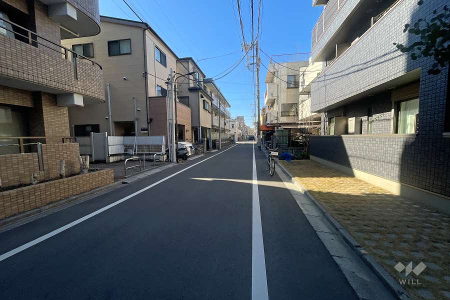 敷地北側の前面道路（東側から）