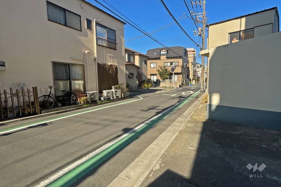 敷地北西側の前面道路（南西側から）