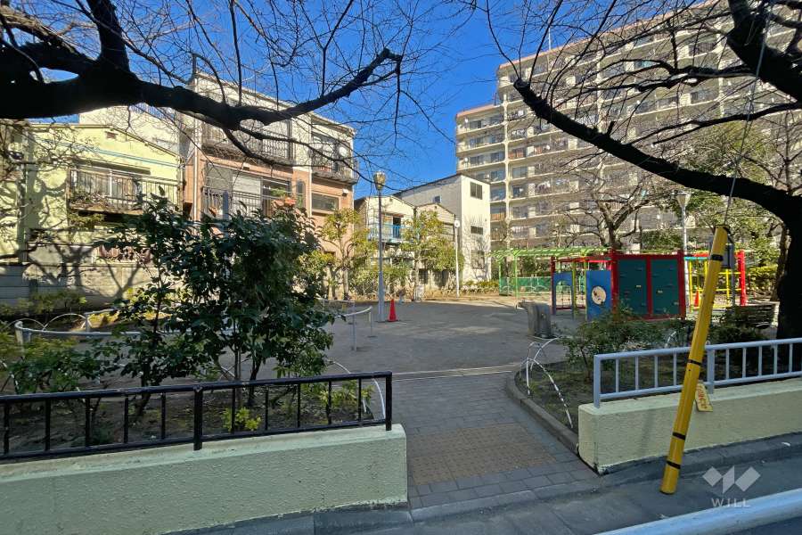 敷地に隣接する『町屋七丁目児童遊園』