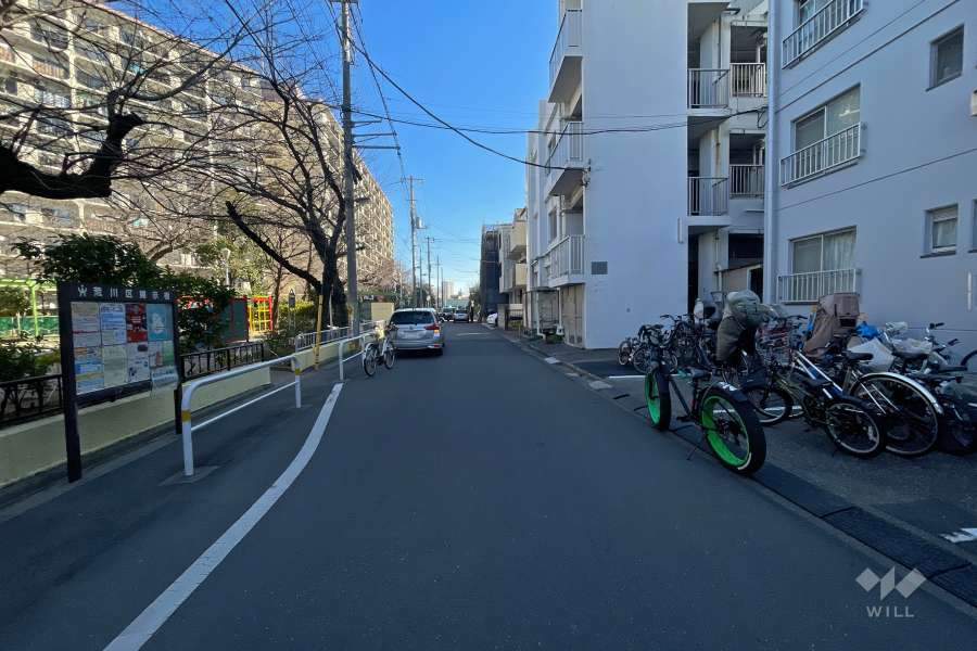 敷地北東側の前面道路（北西側から）