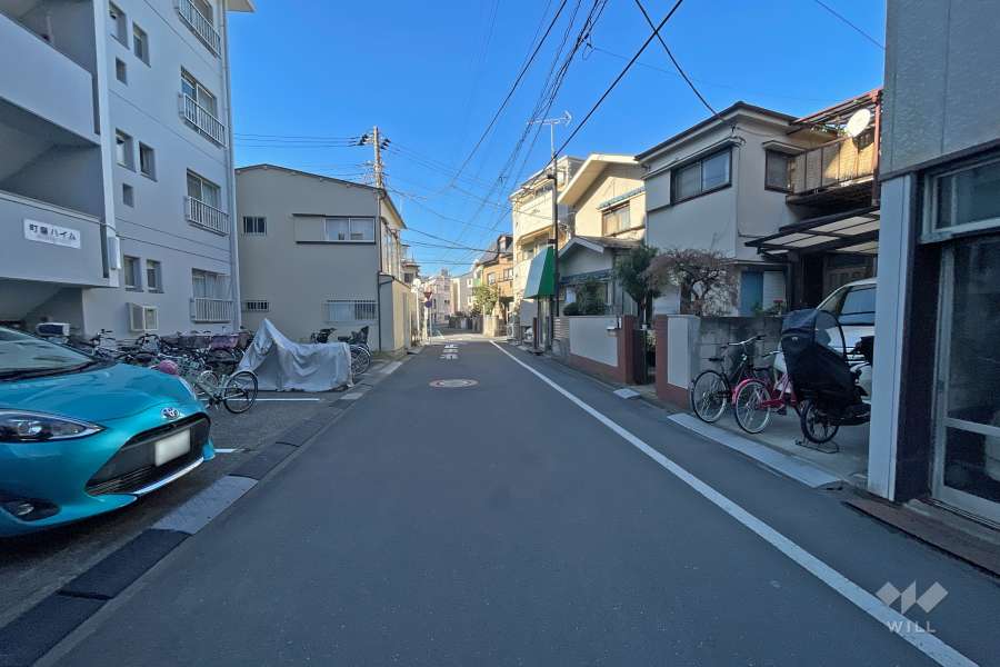 敷地北東側の前面道路（南東側から）