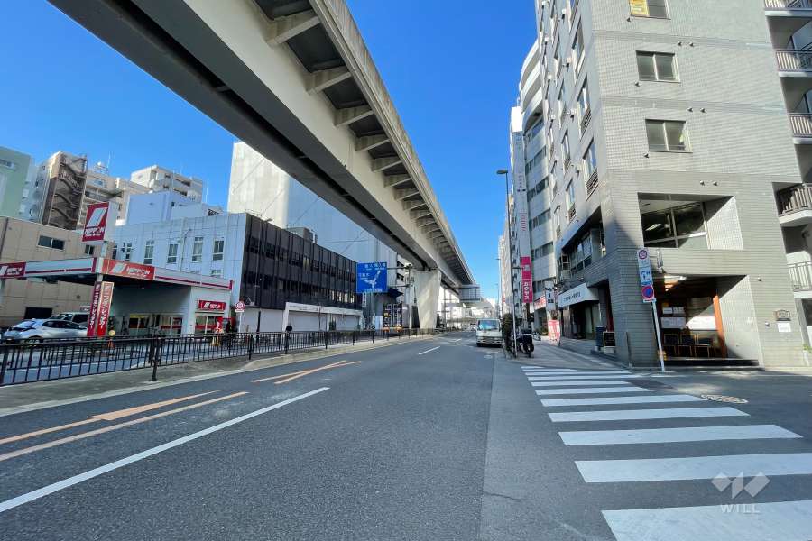 敷地南西側の前面道路（南東側から）