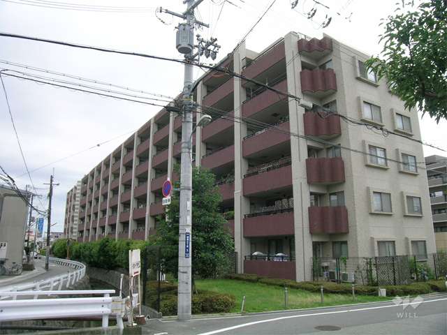 外観（北東側から）　敷地の東側には水路が流れています