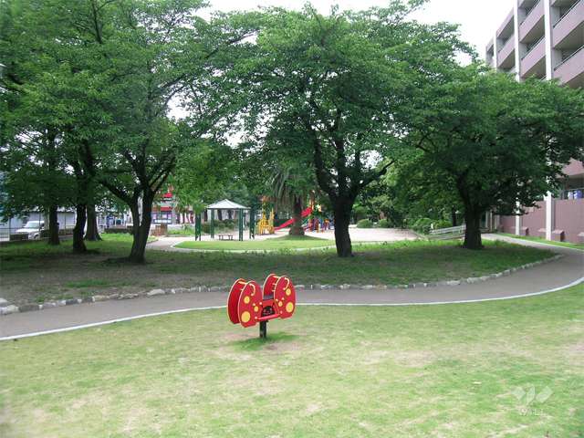 敷地の南側には公園があります