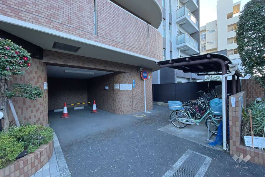 敷地内駐車場（屋内平面式）と駐輪場