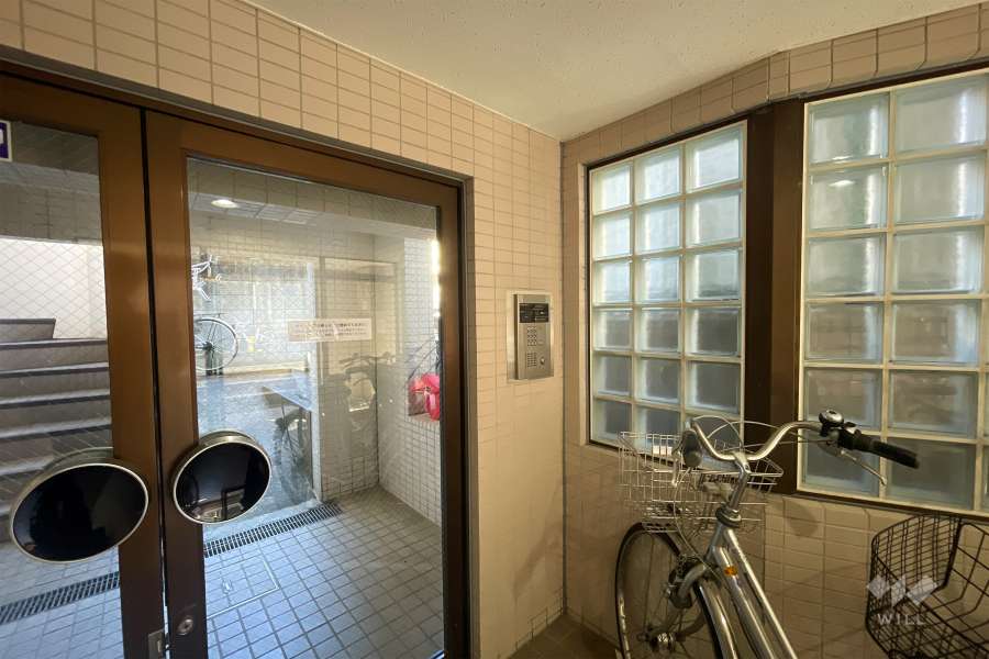 エントランスはオートロック付きです。