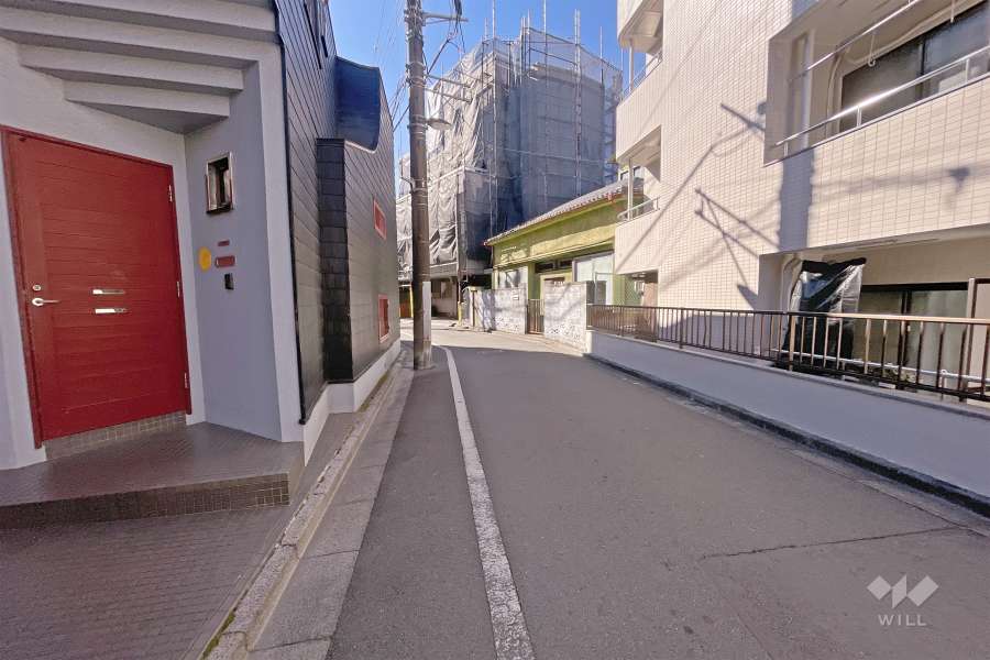 敷地南側の前面道路（東側から）