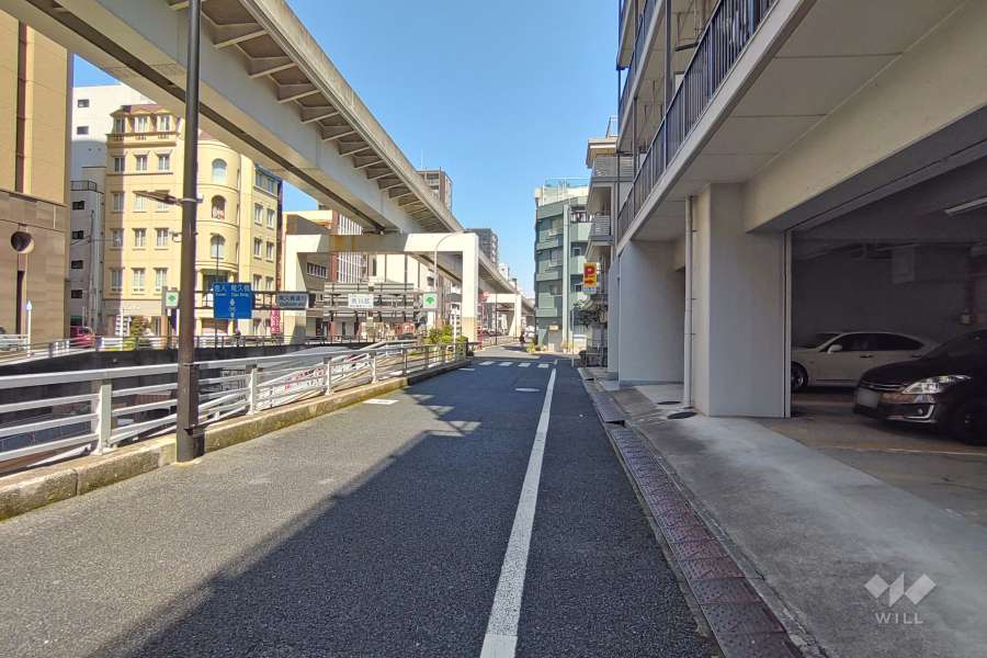 敷地西側の前面道路（南側から）