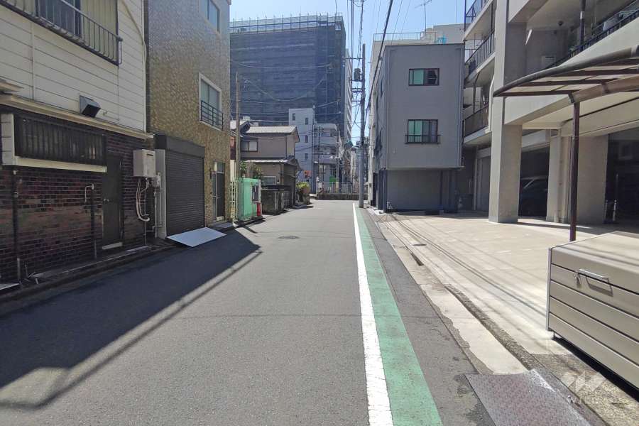 敷地東側の前面道路（北側から）