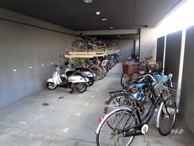 バイク置場と駐輪場