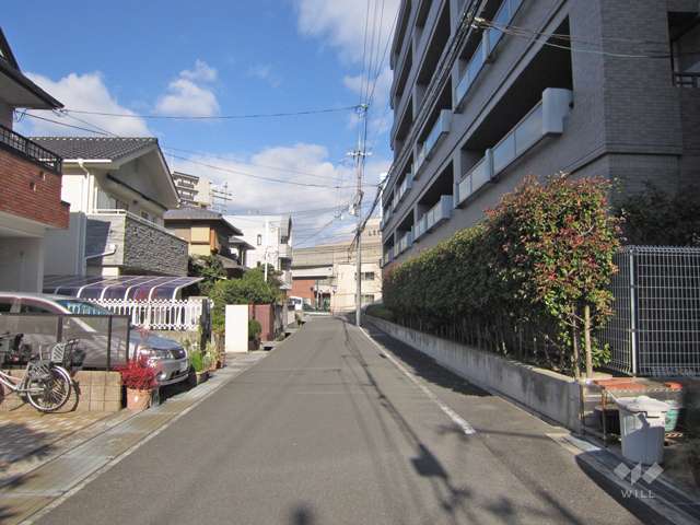 敷地西側の前面道路