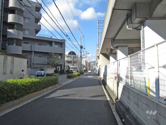 敷地北東側の前面道路。道を挟んで阪急宝塚線が走っています。