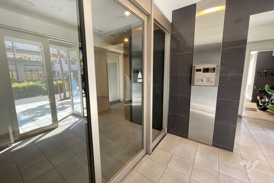 エントランスはオートロック付きです。