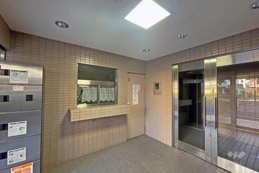 エントランスはオートロック付きです。