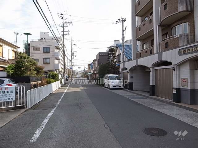 周辺は一戸建てとマンションが混在する静かな住宅地です。