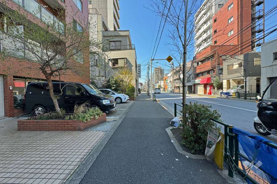 敷地の北西側前面道路（北東側から）