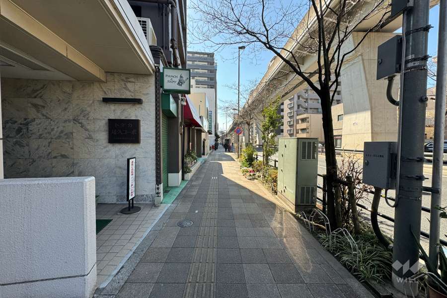 敷地西側の前面道路