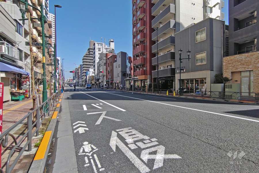 敷地の東側前面道路は尾竹橋通りです（南側から）。