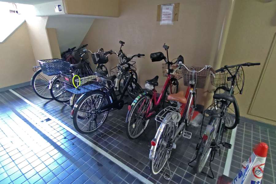 屋内に設けられた駐輪場