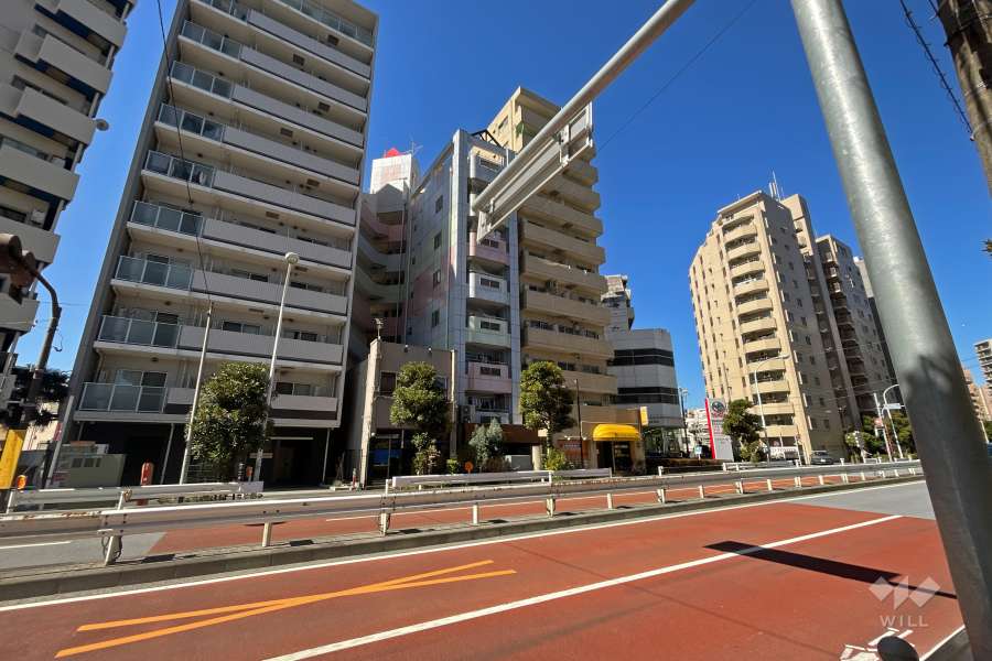 敷地北東側の前面道路（都道306号・明治通り）