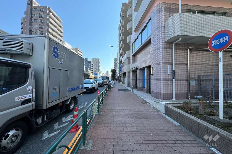 敷地北東側の前面道路（北西側から）