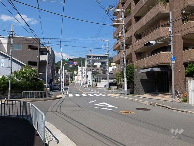 敷地西側の二車線の前面道路