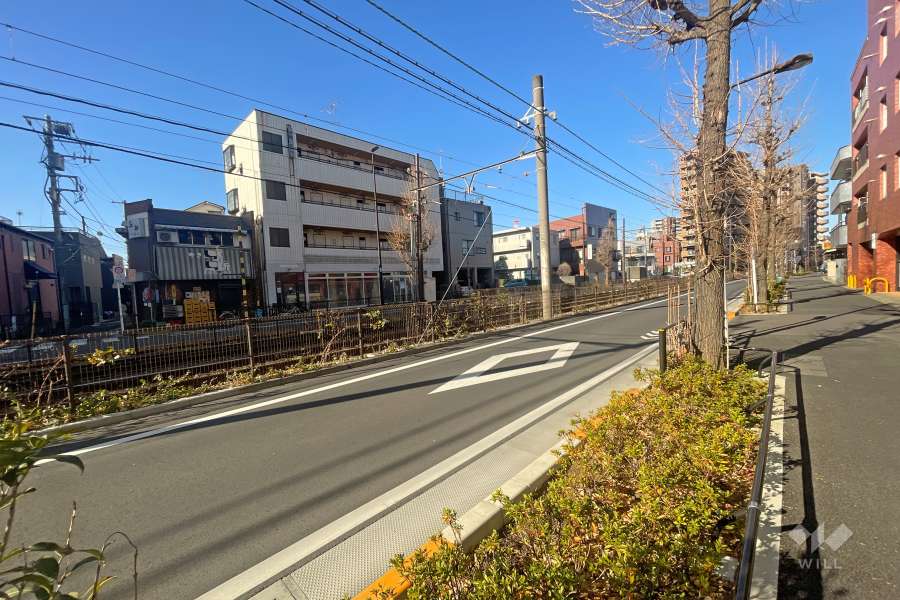 敷地南側の前面道路（東側から）