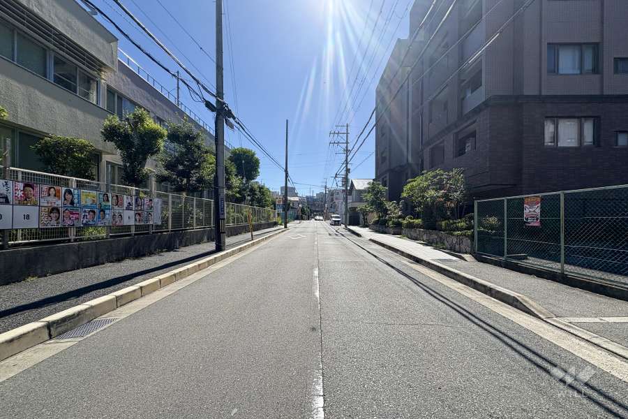 敷地北側の前面道路（西側から）