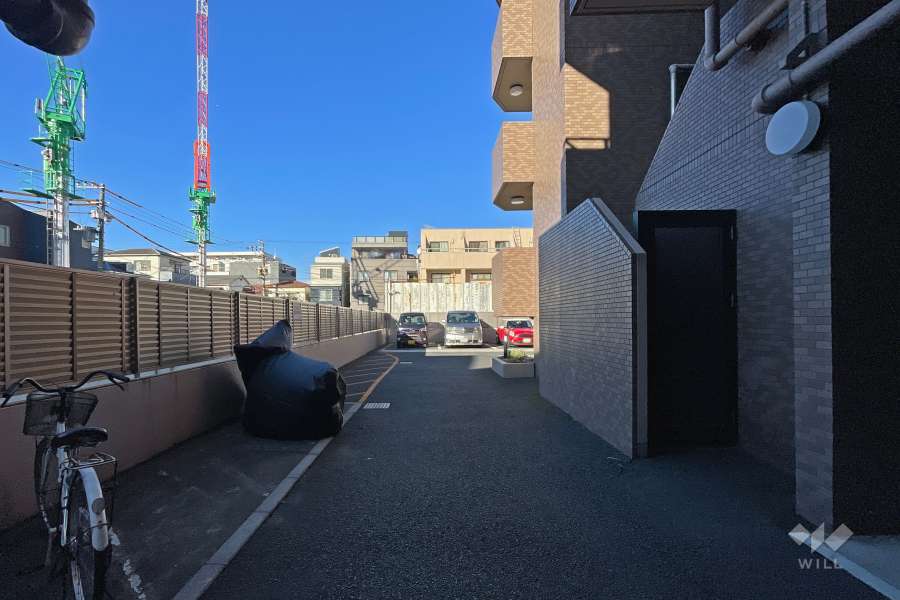 駐車場の出入り口と駐輪場