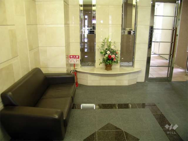 ソファセットのあるエントランスホール