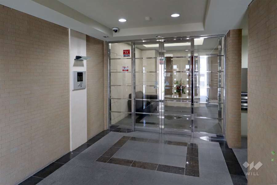 エントランスはオートロック付きです。