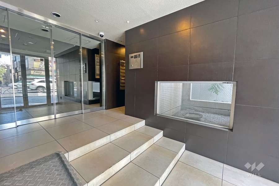 エントランスはオートロック付きです。