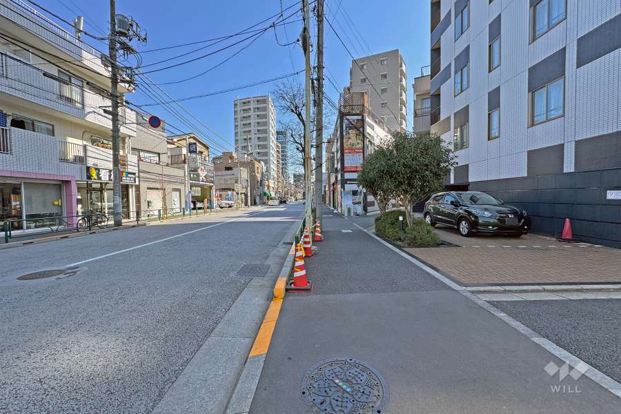 敷地の北西側前面道路は道灌山通りです（南西側から）。