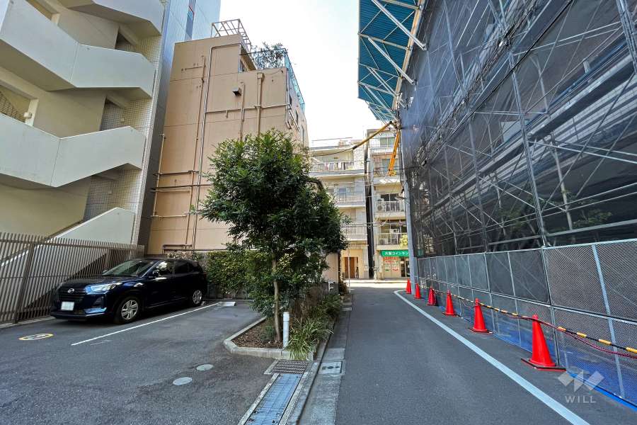 敷地北側の前面道路（東側から）