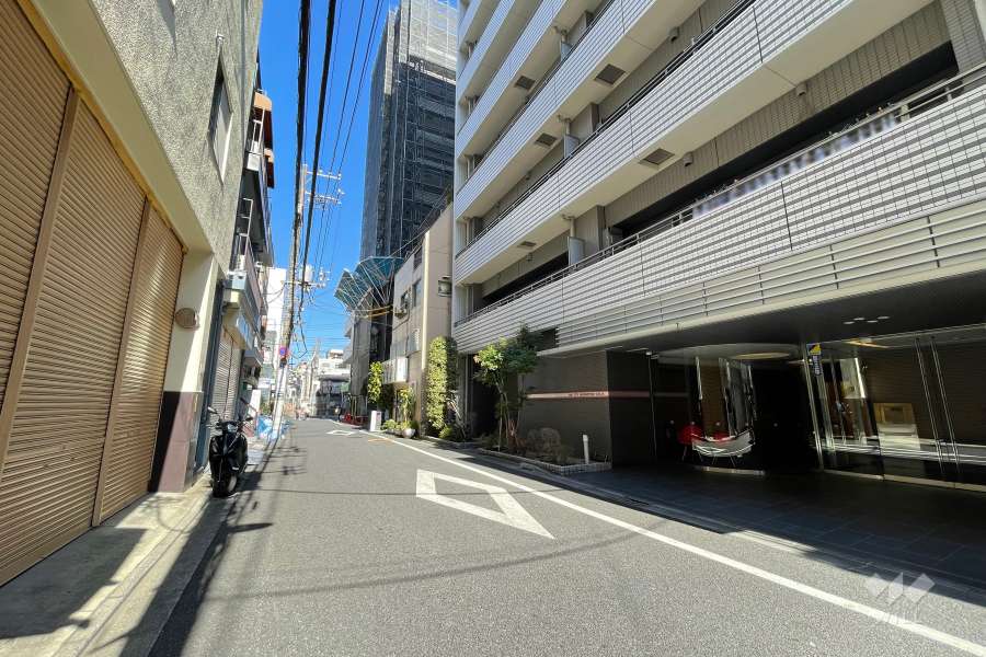 敷地西側の前面道路（南側から）