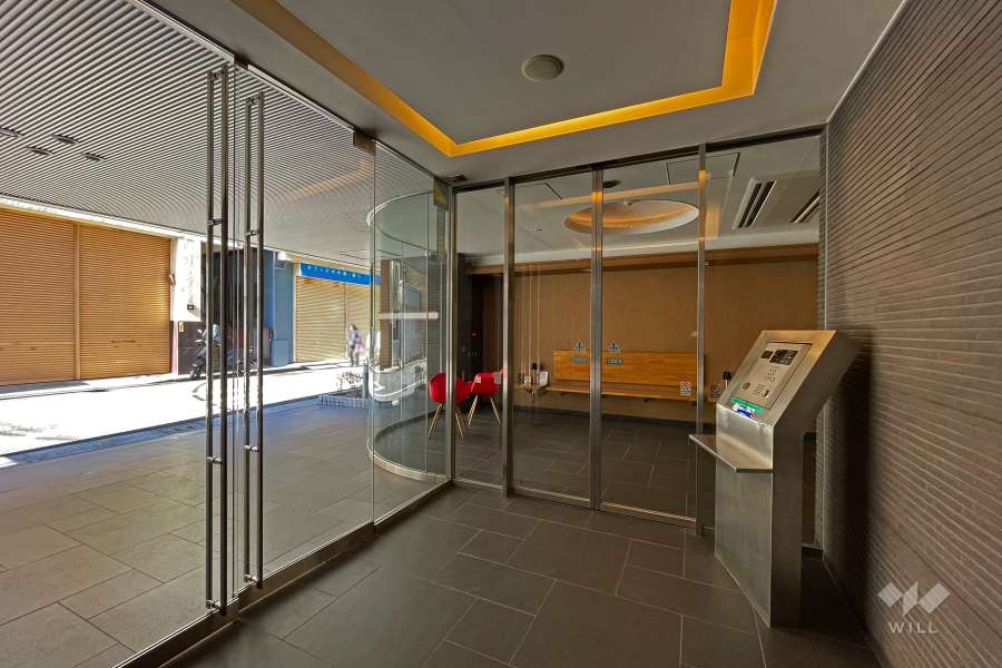 エントランスはオートロック付きです。