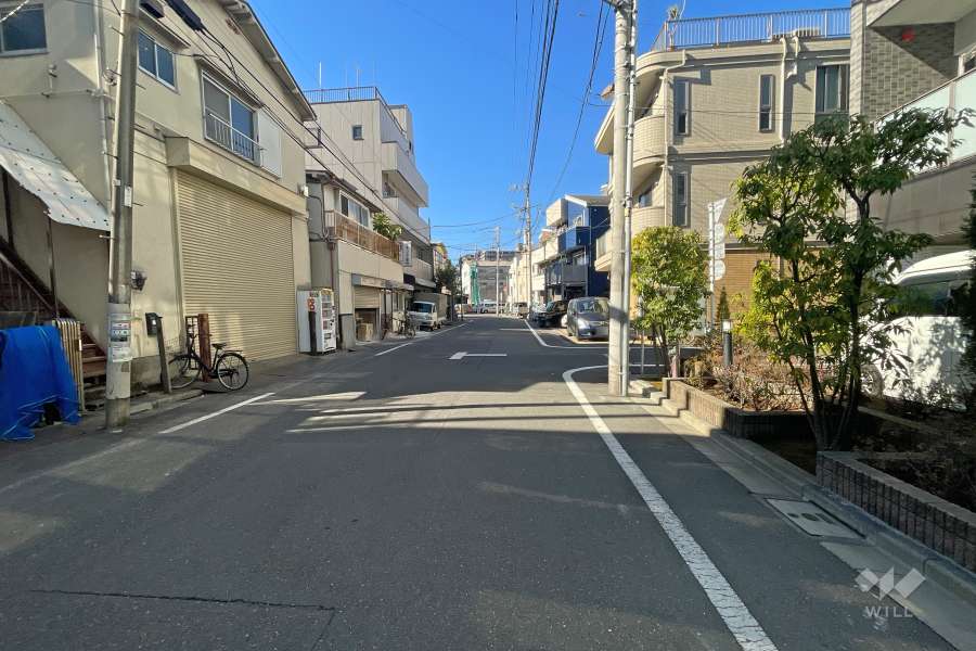敷地南側の前面道路（東側から）