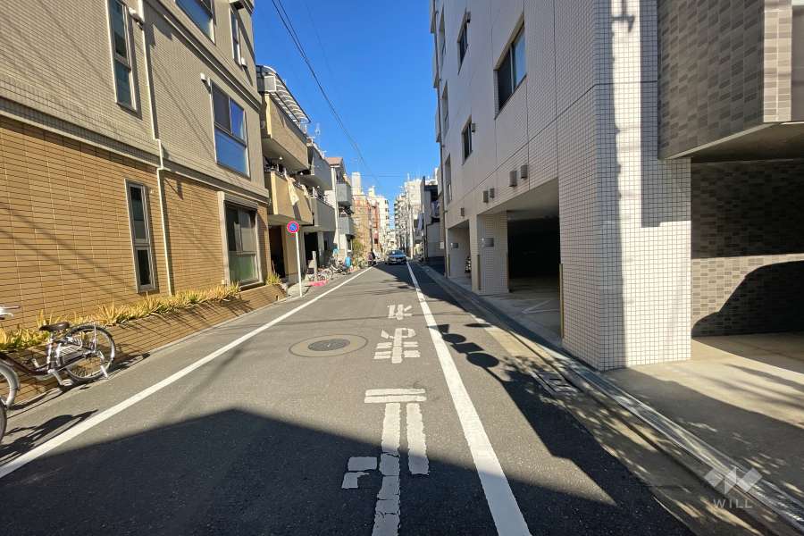 敷地西側の前面道路（南側から）