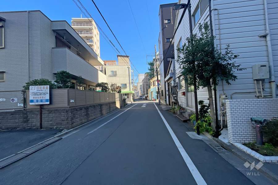 敷地北側の前面道路（西側から）